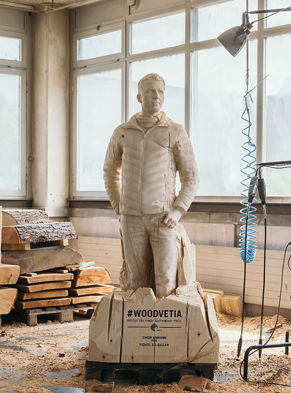 Statue en épicéa du champion de saut à ski Simon Ammann.