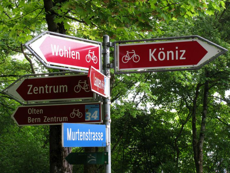 Panneaux indiquant les chemins cyclables à Köniz