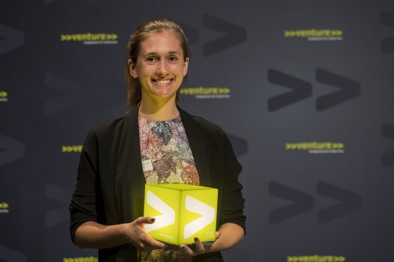 Samantha Anderson tient le trophée de start-up la plus innovante de Suisse, remporté en juillet 2019 par l’équipe de DePoly. 