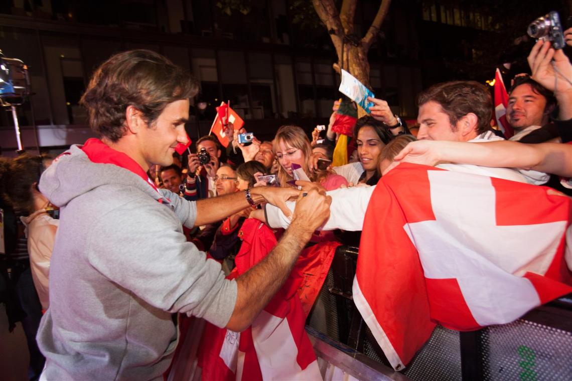 Roger Federer verteilt Autogramme an seine Fans.