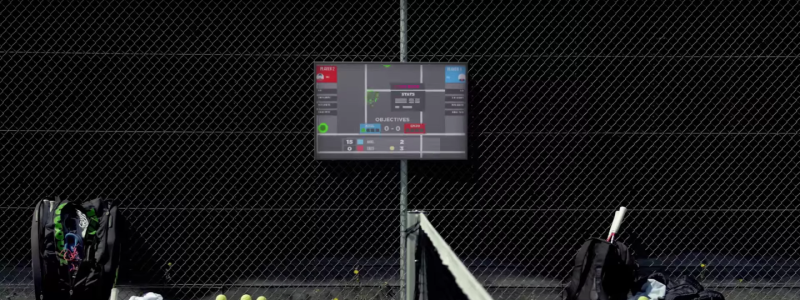Die Daten werden in Echtzeit auf einem Bildschirm am Rand des Tennisplatzes angezeigt, der auch die Funktion eines Schiedsrichters übernimmt.