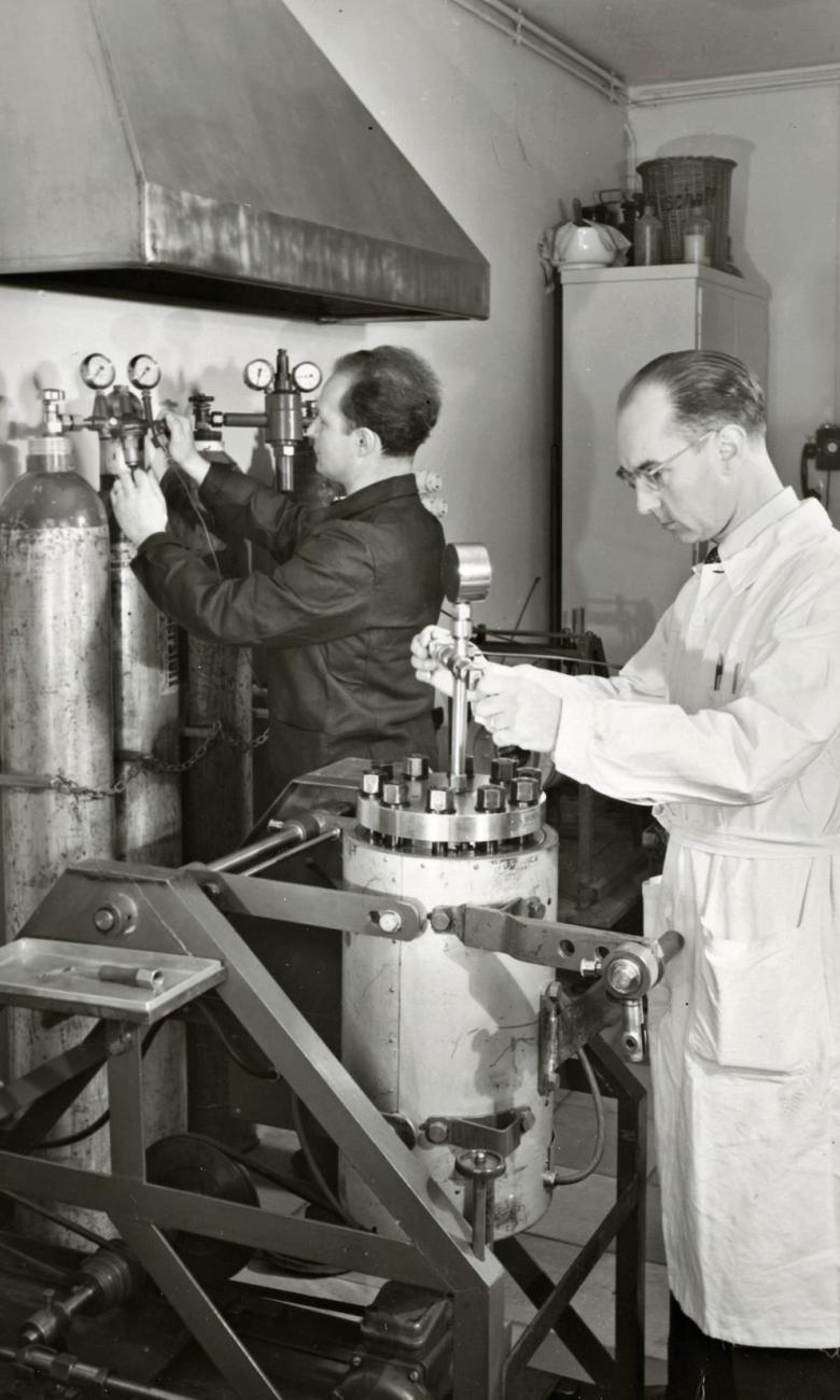 Albert Hofmann y su colega W. Bischoff en su laboratorio, alrededor de 1945 © Archivo corporativo de Novartis