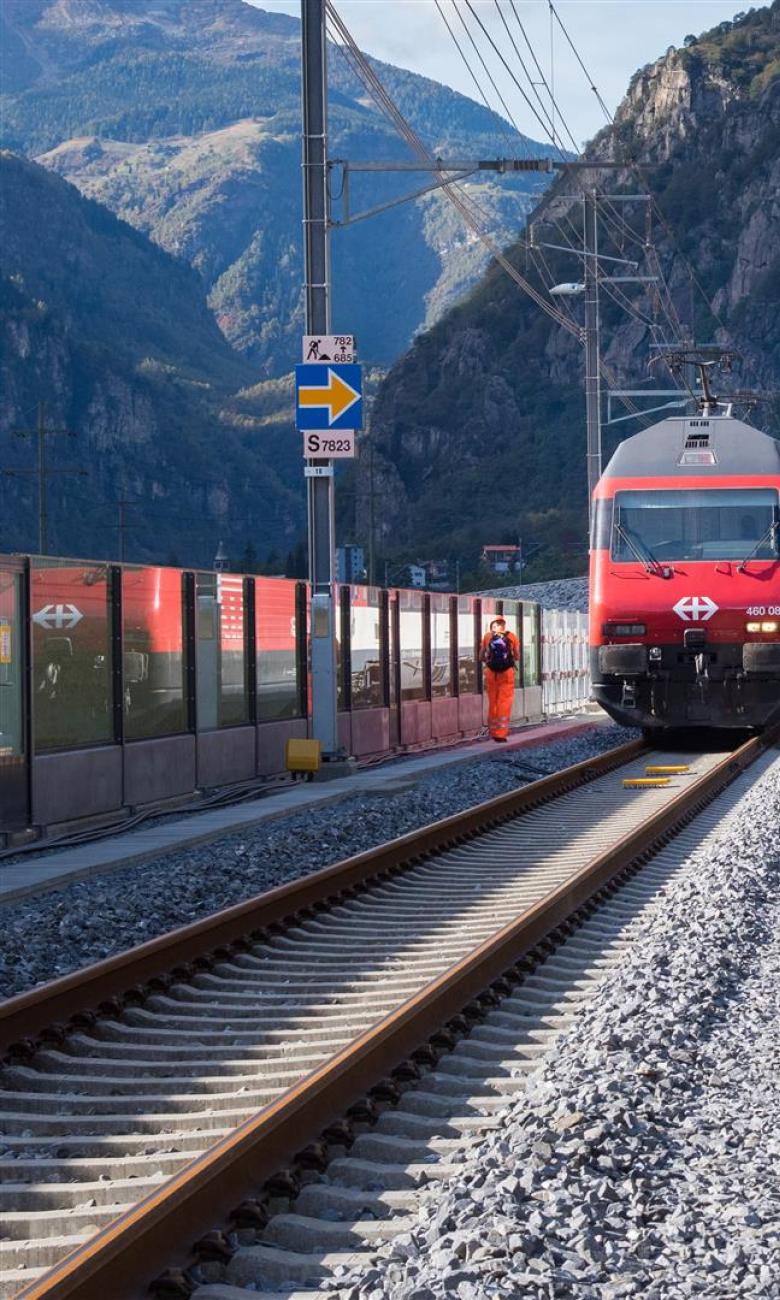 Ein Zug der SBB  verlässt den Gotthard-Basistunnel. © AlpTransit Gotthard AG