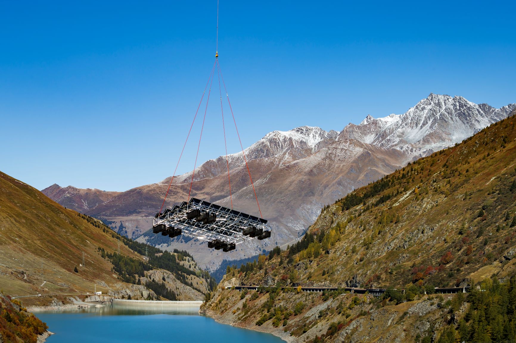 Once assembled, the system was airlifted by helicopter to Lac des Toules © Romande Energie