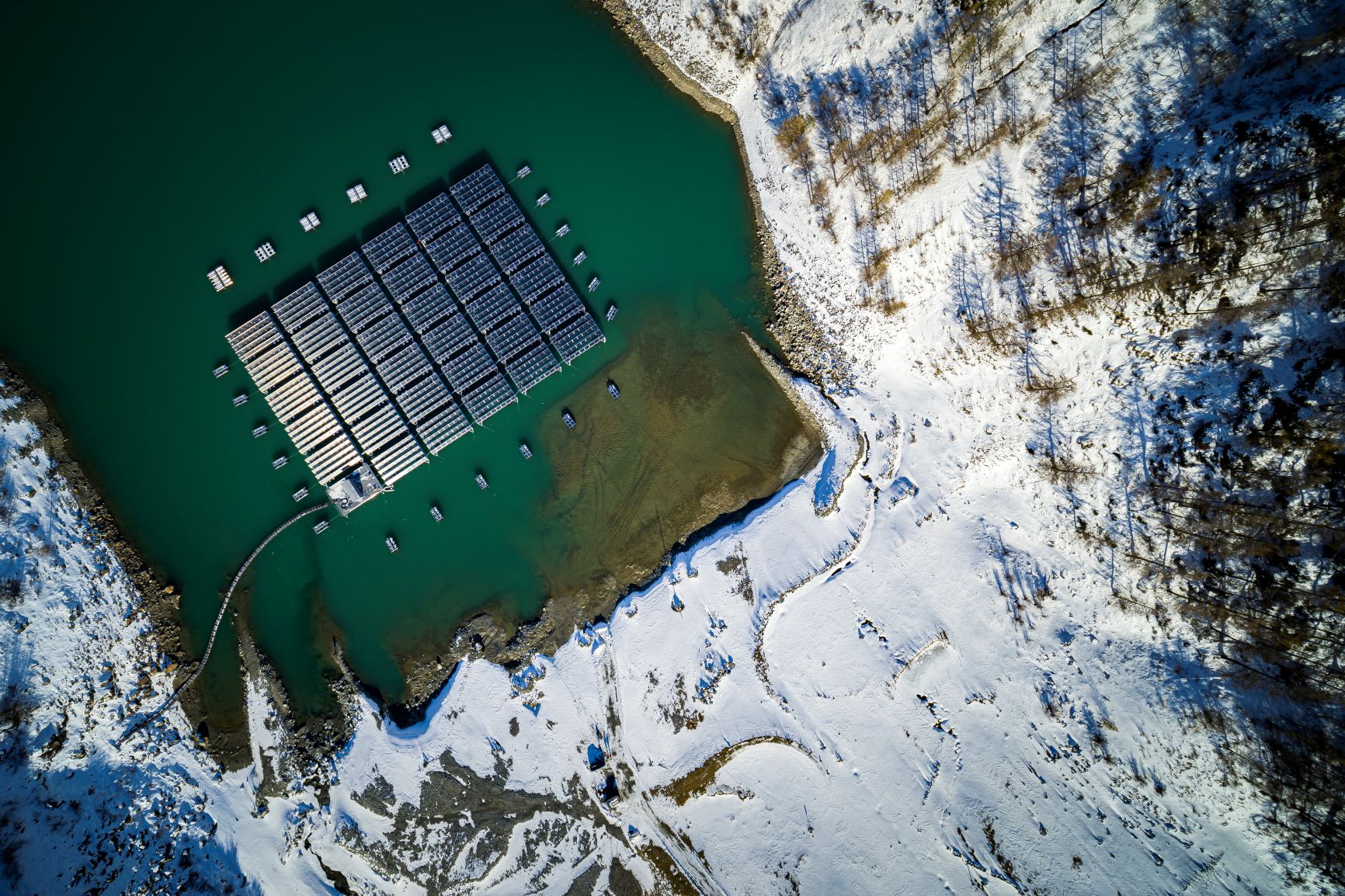 Lac des Toules is drained between November and March, leaving the solar plant resting directly on the ground © Romande Energie