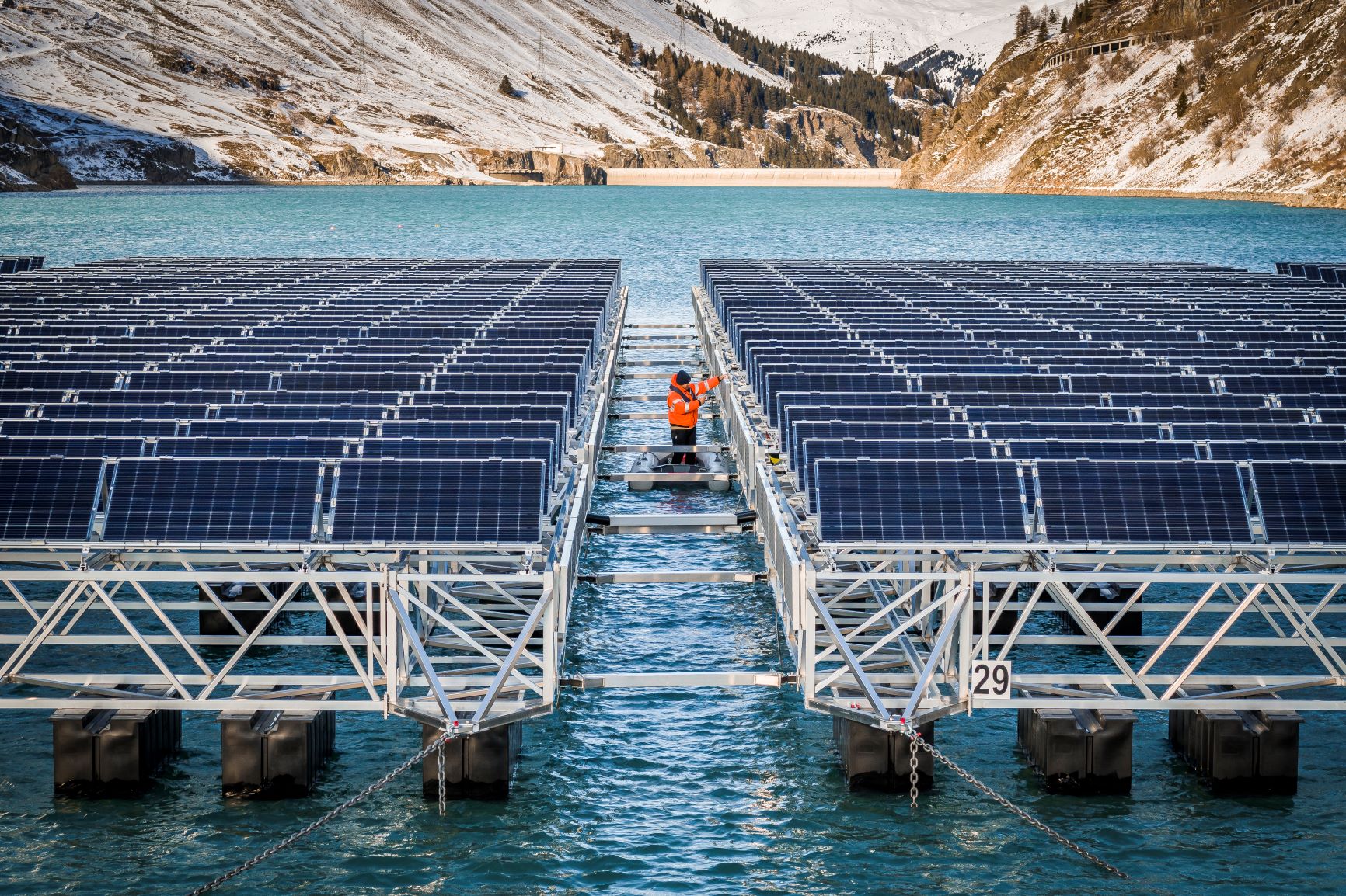 The Lac des Toules solar power plant does not pose a threat to any aquatic ecosystems: the reservoir is drained every winter, with no time for flora and fauna to develop © Romande Energie