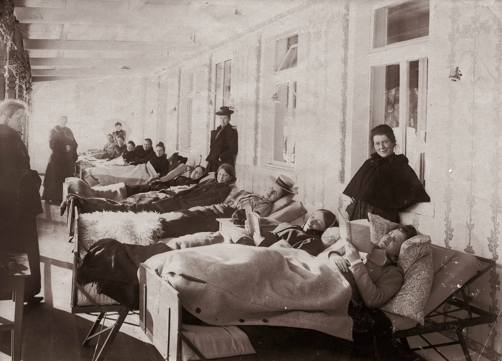 Lung disease patients resting in the sun lounge, ca 1900, Davos