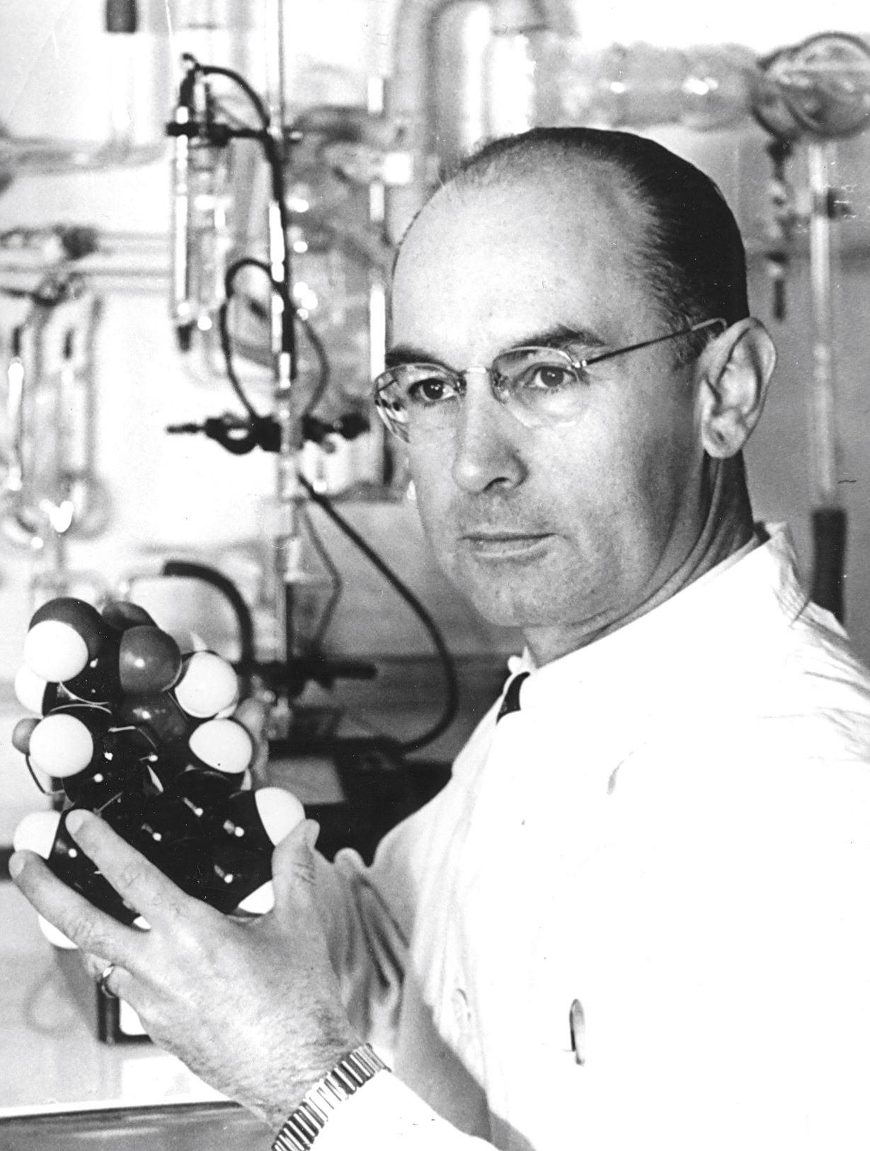 Albert Hofmann mit einem Modell des LSD-Moleküls, 1943 © Firmenarchiv der Novartis AG