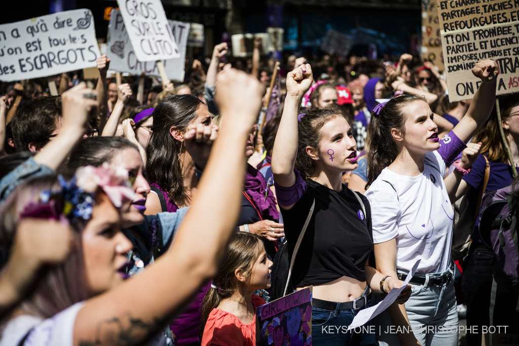 Schweizer Frauen streiken, Lausanne 2019 Frauen demonstrieren auf der Place St-François während des nationalen Frauenstreiks am 14. Juni 2019 in Lausanne © KEYSTONE/Jean-Christophe Bott