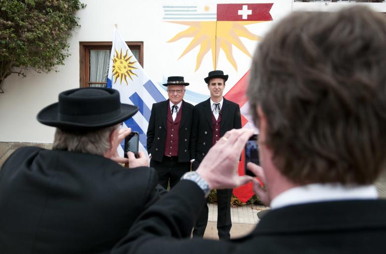 Due svizzeri posano per una foto davanti all’Hotel Suizo a Nueva Helvecia in Uruguay nel 2012, in occasione dei 150 anni dalla fondazione della città. © Keystone /AP Photo/Matilde Campodonico 