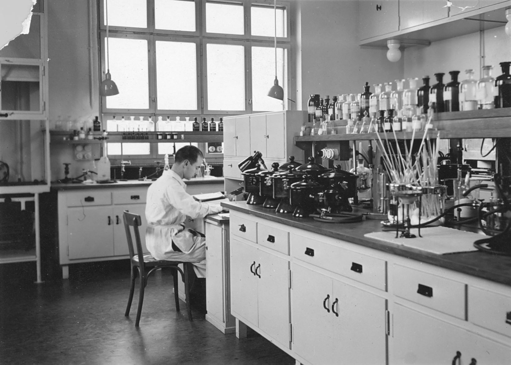 Albert Hofmann dans son laboratoire © archives d’entreprise de Novartis/Firmenarchiv der Novartis AG