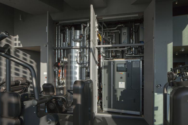 The core of the innovative wellness technology: CO2 heat pump and storage tank © Empa / Reinhard Zimmermann