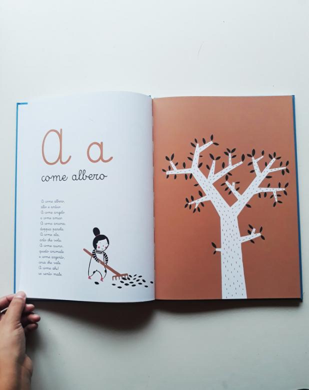 L'alphabet est accompagné de 26 comptines.A come... Grande alfabeto illustrato, Autor Roberto Piumini, Illustratorin: Paloma Canonica, © Marameo