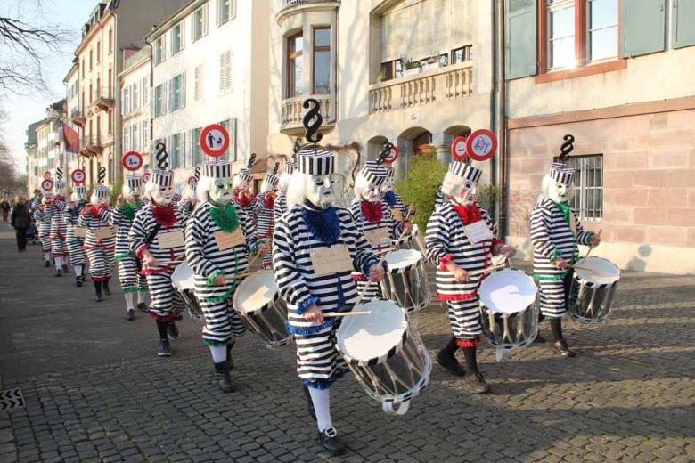 Bale - Les membres d'une même clique qui défilent © Fasnachts Comité