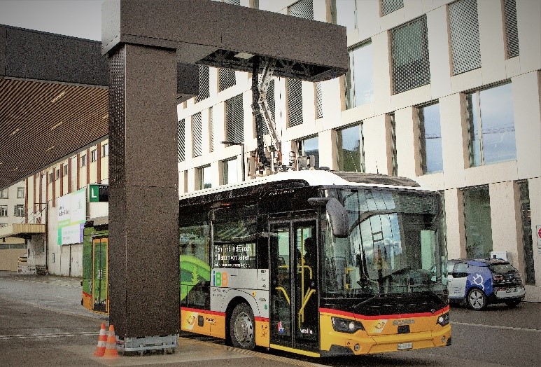 E-Bus mit Stromabnehmer an der Ladestation © AutoPostale