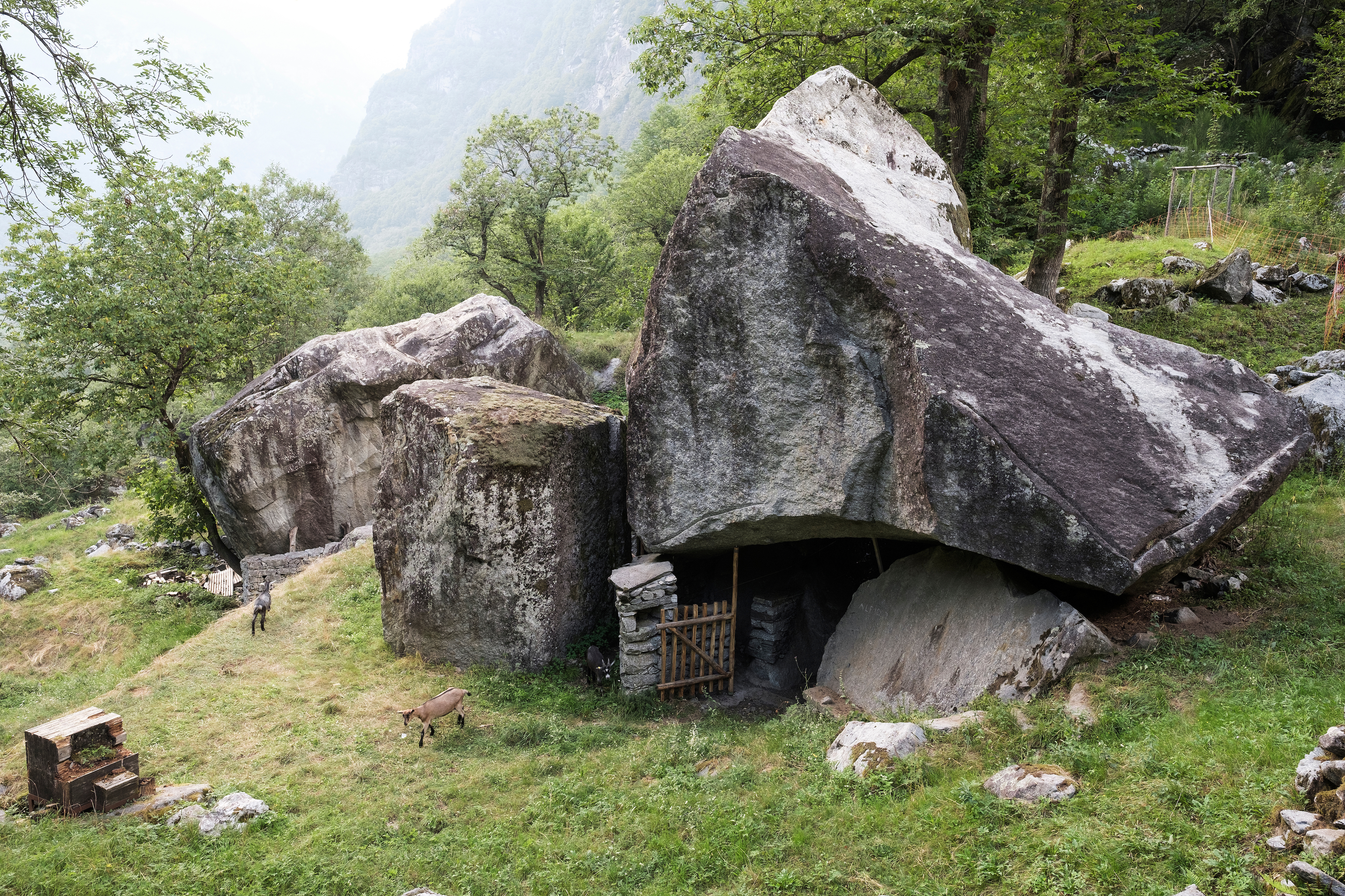 An example of a 'splüi', a cave-like dwelling. © Claudio Bader