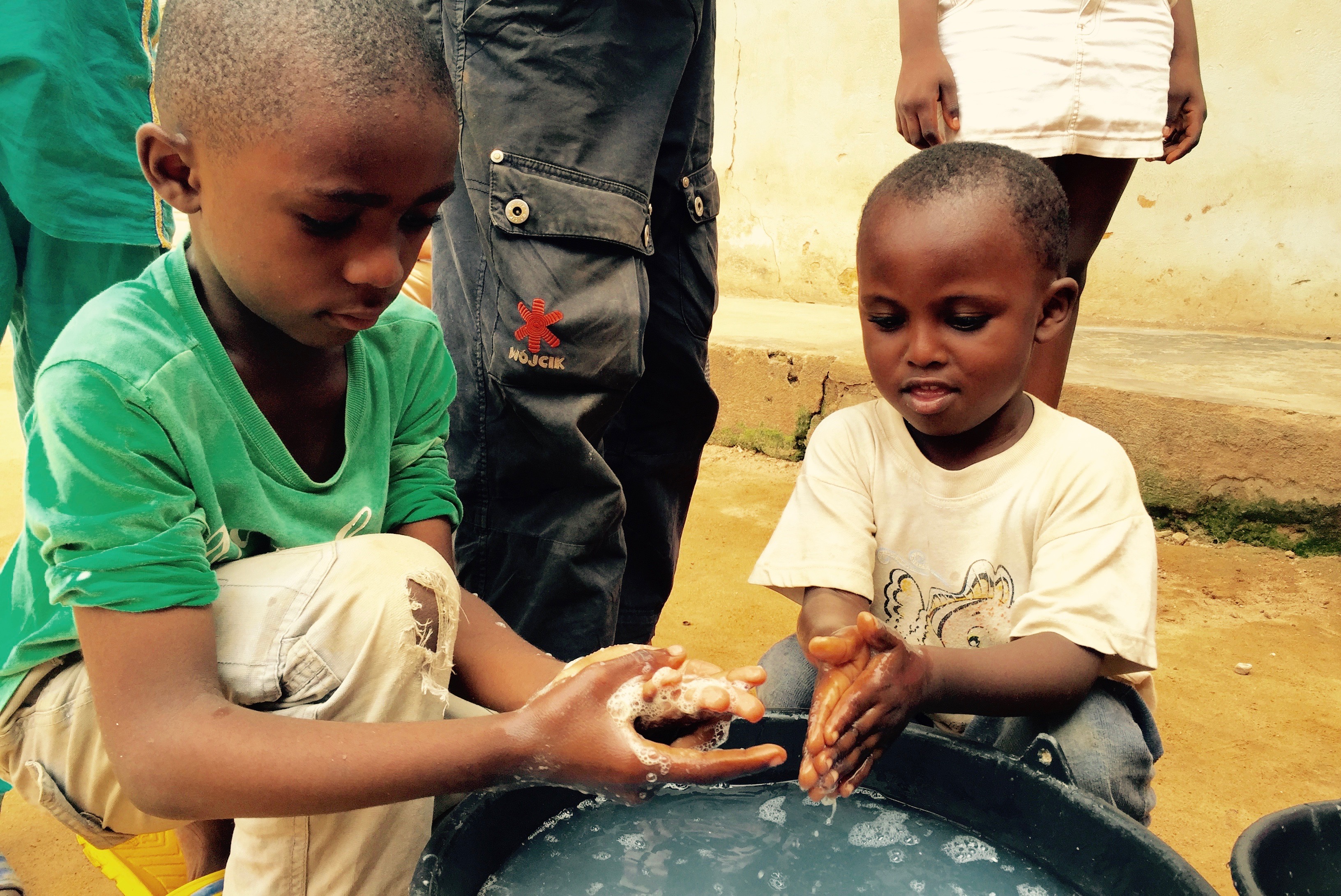La distribution de savons dans des régions en proie à la pauvreté améliore considérablement l’hygiène des mains sur place. 