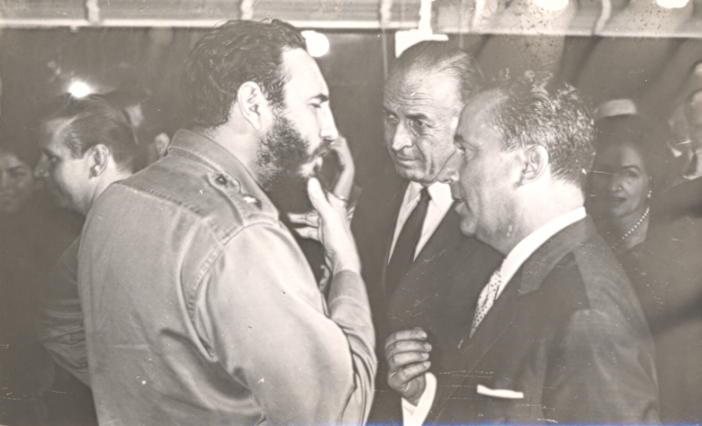 Fidel Castro avec l'ancien ambassadeur de Suisse à Cuba, Emil Stadelhofer© Archives fédérales suisses