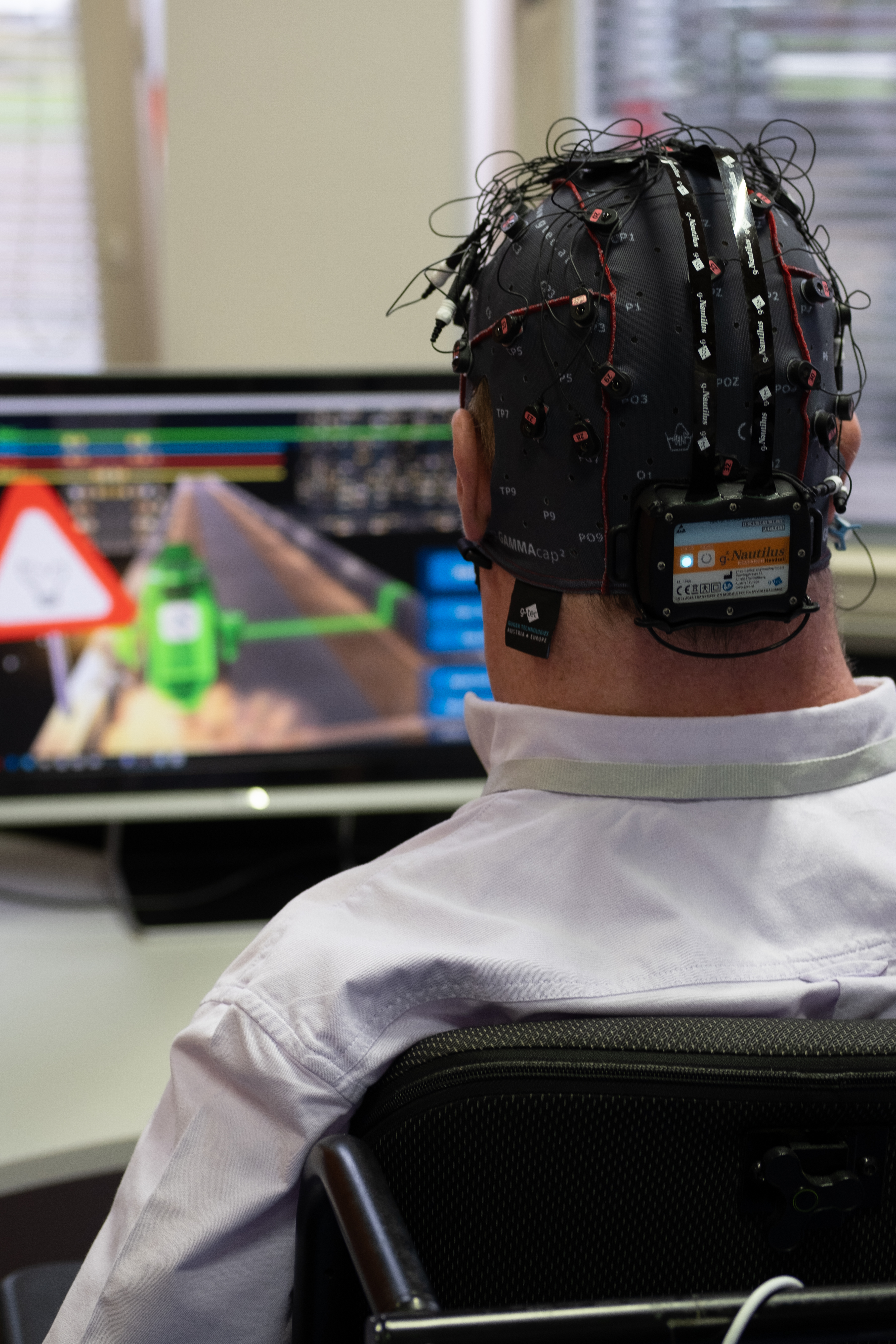 Im Spiel ‘BrainDriver’ steuern Pilotinnen und Piloten ein virtuelles Auto mit Gedanken mithilfe einer Gehirn-Computer-Schnittstelle © ETH Zurich / Maximilian Wührer