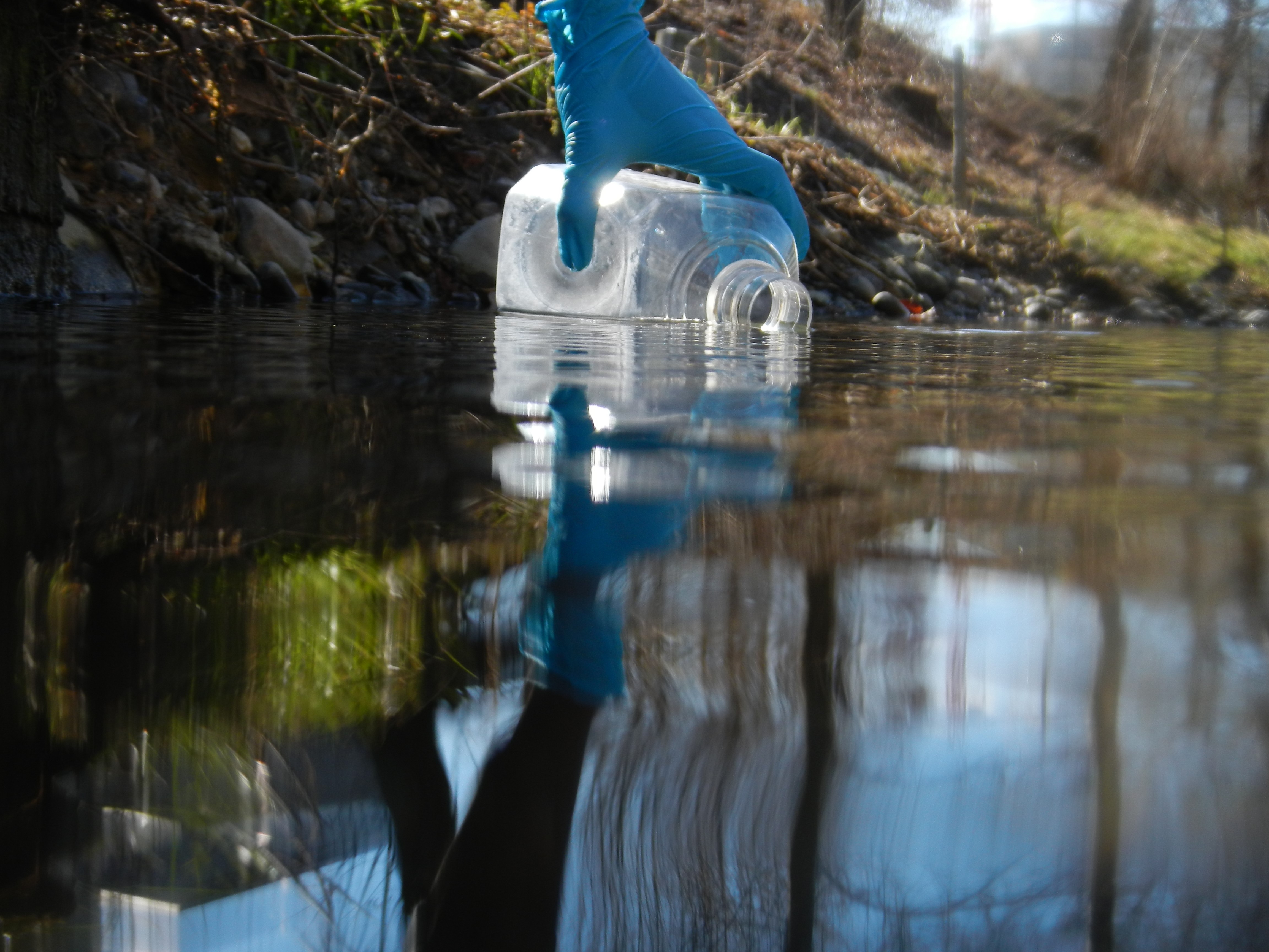 Straightforward sampling for environmental DNA ©️ Eawag, Elvira Mächler