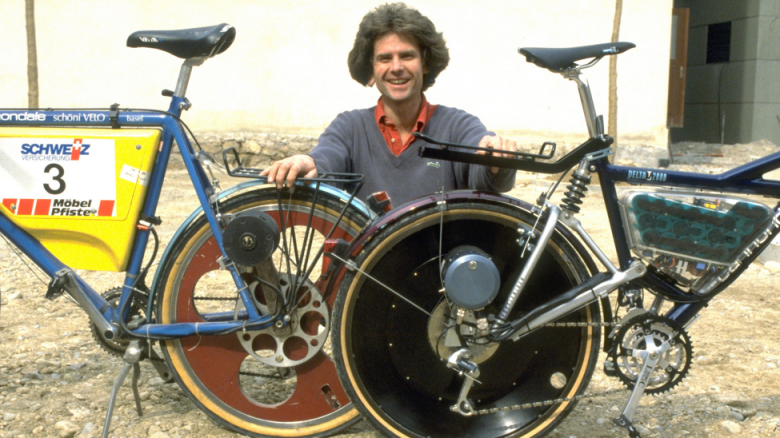 Michael Kutter et des prototypes de son premier vélo électrique.
