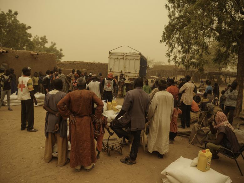 Village dogon d’Ogossagou. Distribution de nourriture par le CICR. © CICR