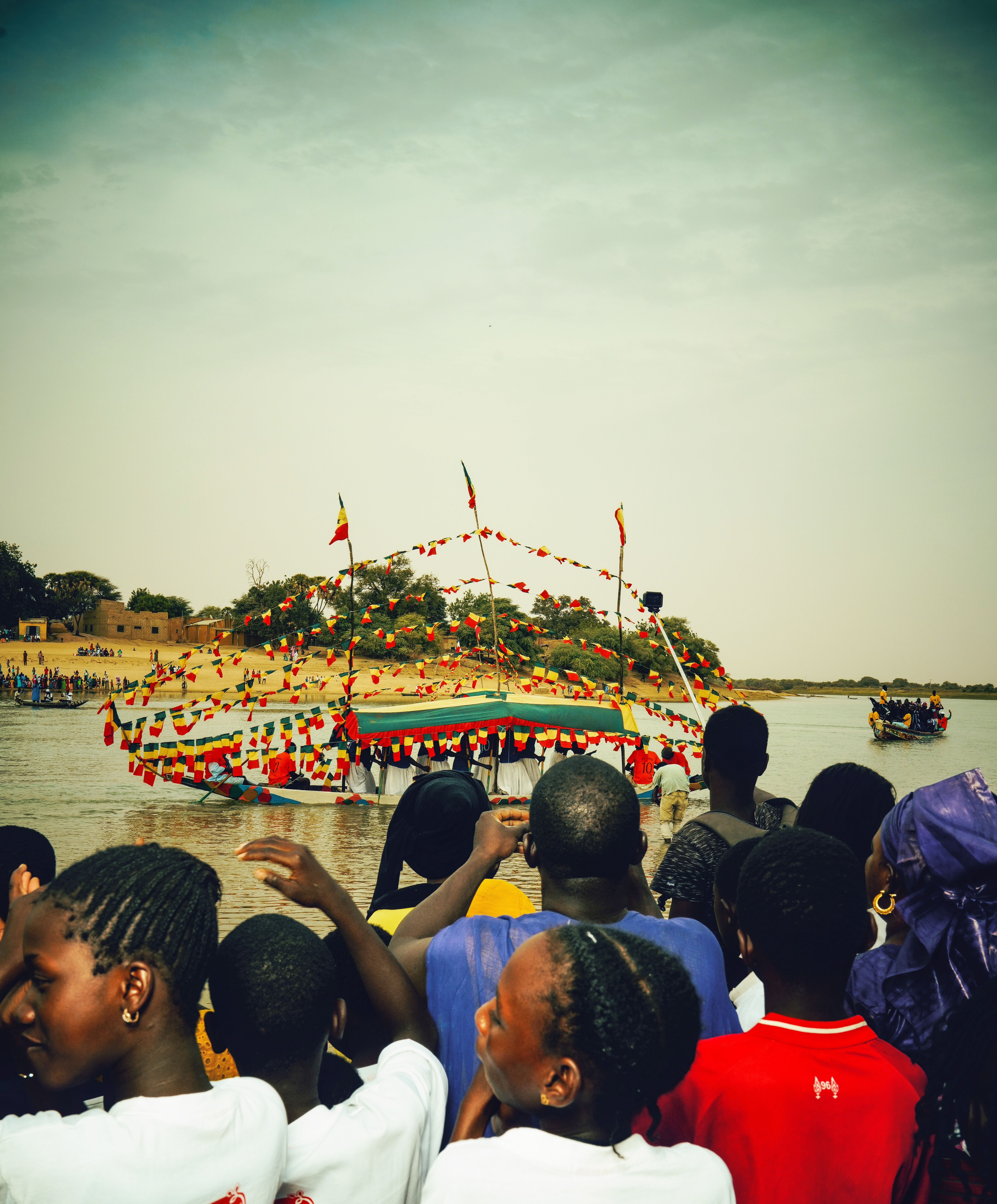Cérémonie d'ouverture du Festival à Sahel Ouvert sur les rives du fleuve Sénégal en 2020 dans le cadre de l'initiative Voix du Fleuve, Voie de Paix © Ken Wong Youk Hong / Geneva Water Hub © Ken Wong Youk Hong / Geneva Water Hub