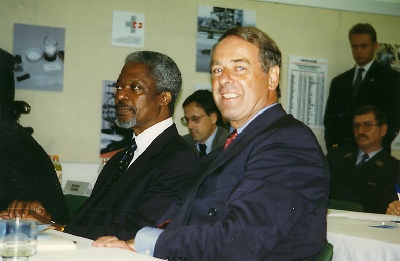 UN Secretary-General Kofi Annan (left) with Federal Councillor Adolf Ogi on his visit to the Spiez lab in 1997