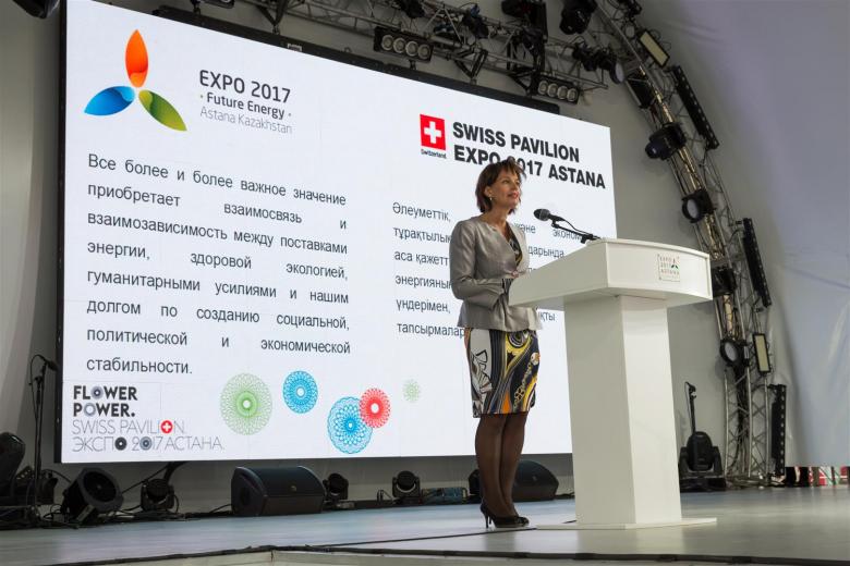 Г-жа Лойтхард выступила с речью на Сцене Национальной Дни.