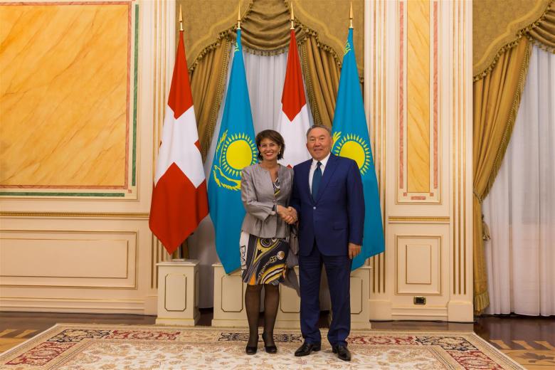 Президент Швейцарии, г-жа Дорис Лойтхард, встретила с Главой Казахстана Нурсултан Назербаев