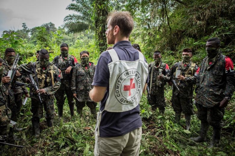 Chocé Chocé Department, Colombia. An ICRC delegate speaks to members of the ELN armed group about the principles of IHL. © ICRC archives (ARR)