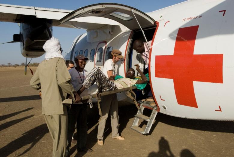 Dogdoré, Chad. Arrival and evacuation of a wounded shot man. © ICRC archives (ARR)