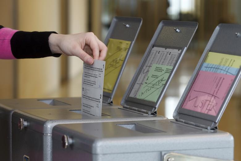 Abgabe eines Stimmzettels © FDFA, Presence Switzerland
