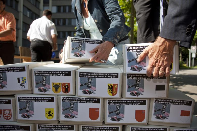 Einreichung einer Volksinitiative (dafür sind 100'000 Unterschriften von Stimmberechtigten notwendig) © FDFA, Presence Switzerland