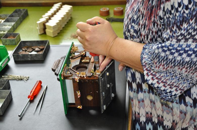 Swiss cuckoo Loetscher