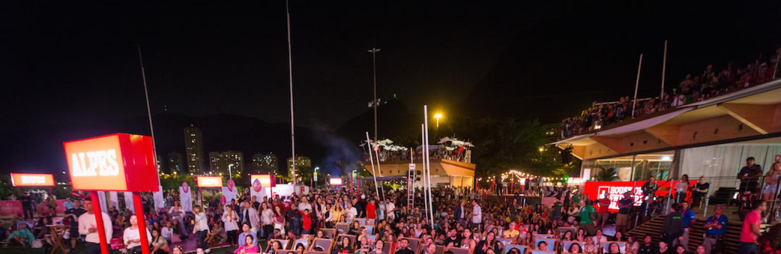 Publico assistindo ao telao