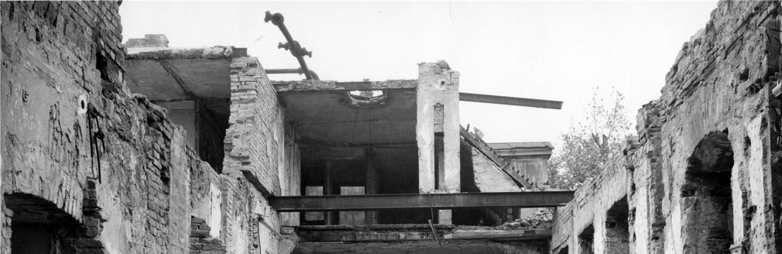 Carl Lutz nel cortile interno della legazione britannica distrutta © Archivio di storia contemporanea del PFZ / Agnes Hirschi