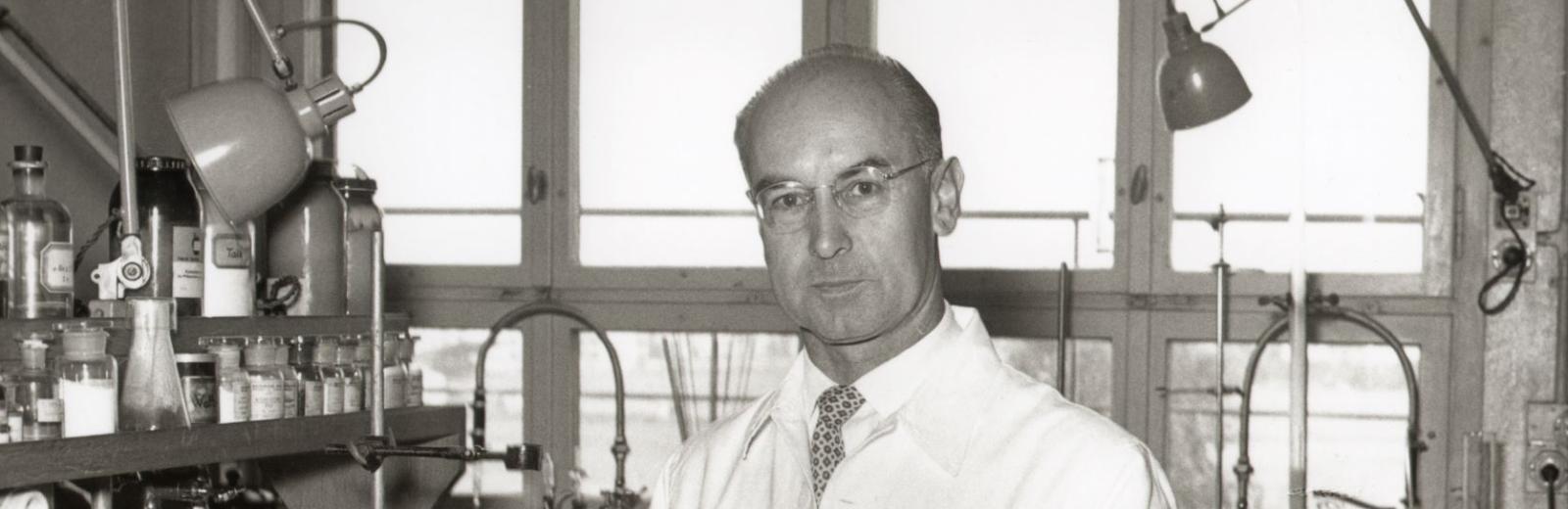 1.	Albert Hofmann avec un modèle de la molécule du LSD au début des années 1950 © archives d’entreprise de Novartis/Firmenarchiv der Novartis AG