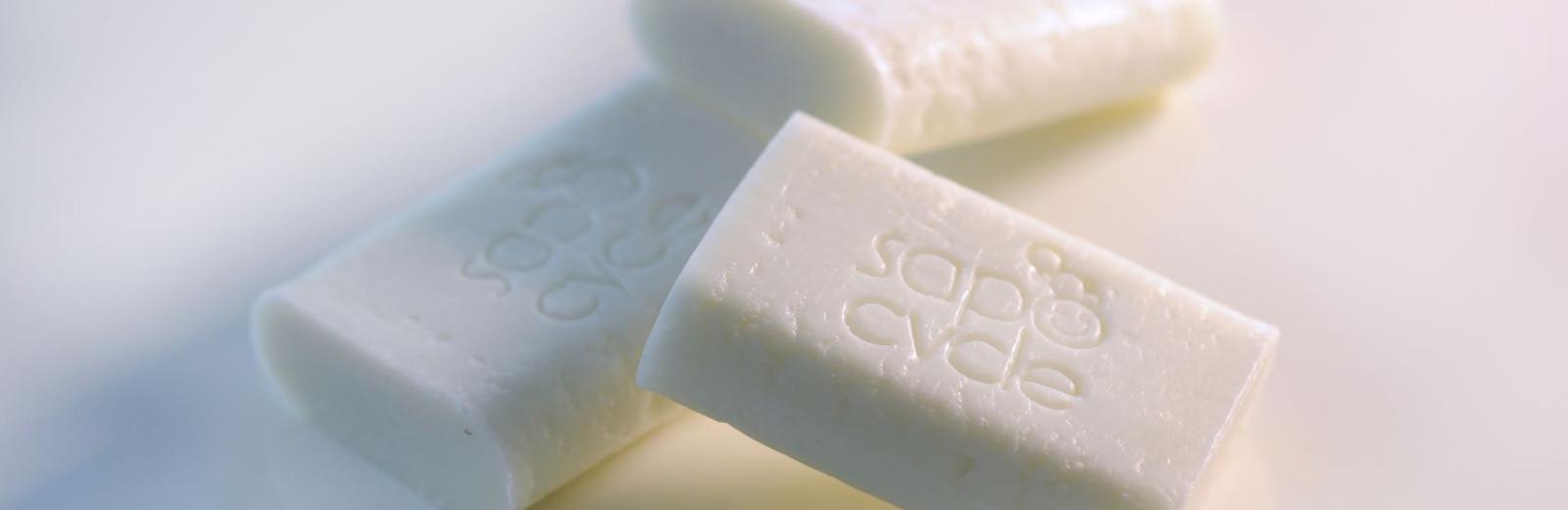 SapoCycle fabrique de nouvelles savonnettes à partir des savons usagés des hôtels.