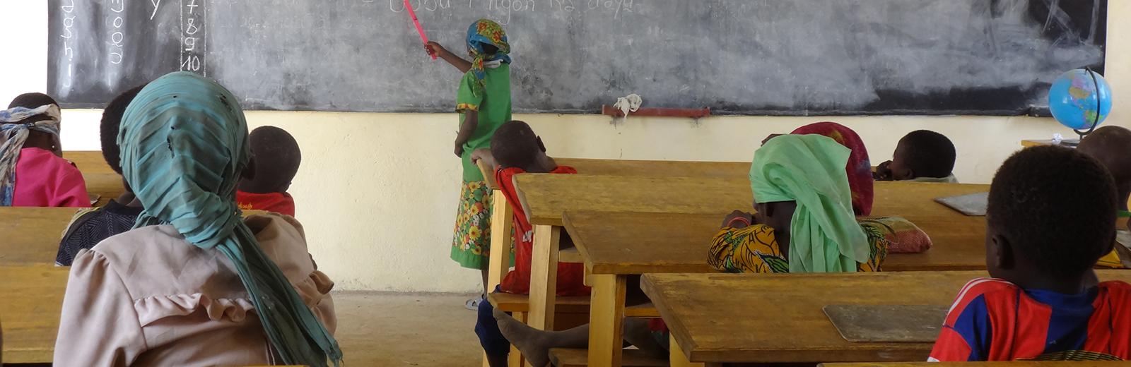 Séance de lecture en langue nationale, à l’école de Bourbo, dans la province du Moyen-Chari (Tchad) © Enfants du Monde (Mathieu Savoy)