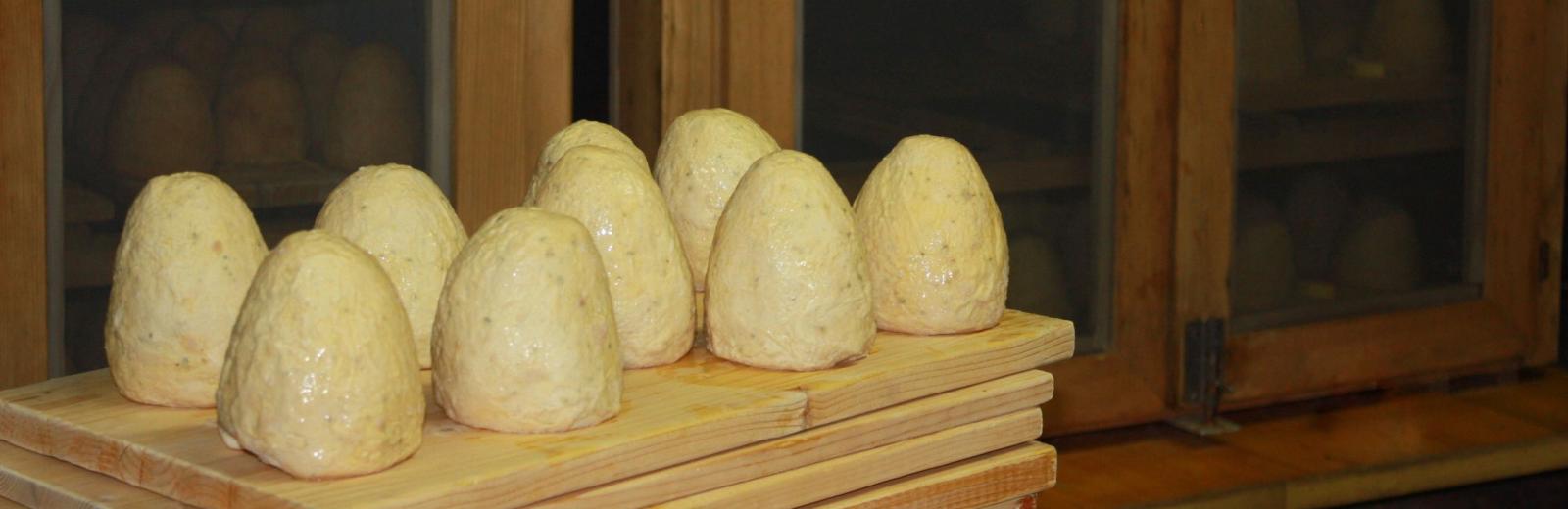 Around thirty Zincarlin dala Vall da Mücc are delivered to the maturing cellar in Salorino each week.