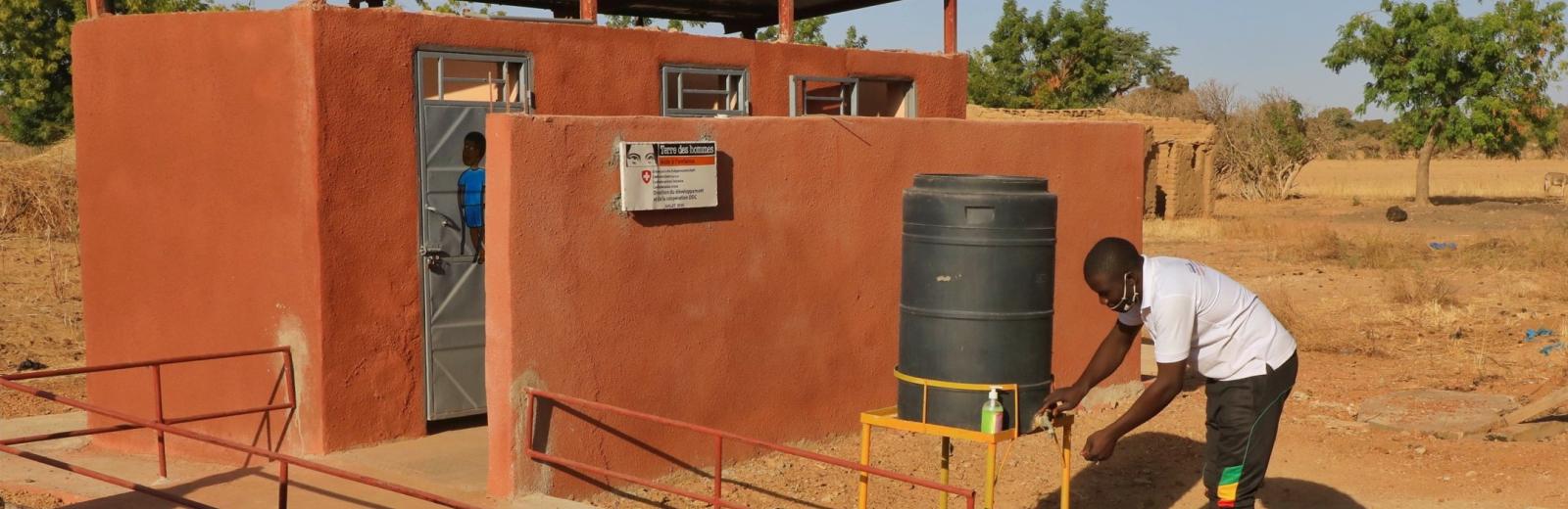 Le consortium suisse pour l'eau et l'assainissement s'efforce de fournir des infrastructures sanitaires dignes et adaptées à la mobilité de chacun au Mali © Terre des hommes