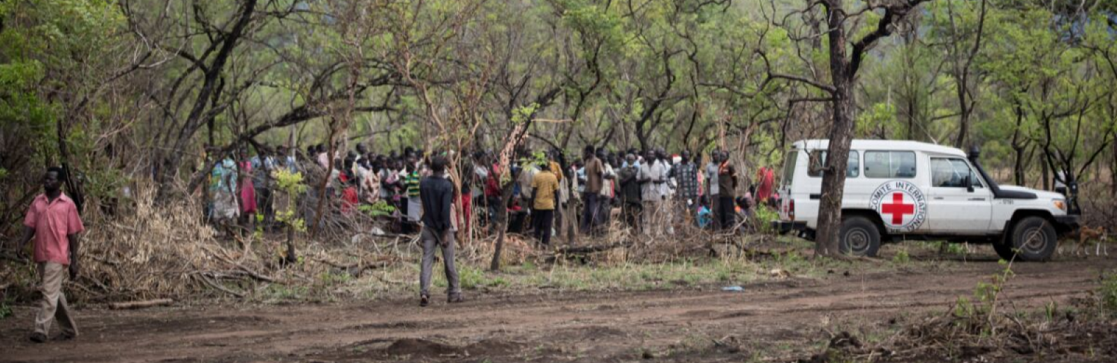West of Juba, camp of Dulamaya. A distribution of seeds and tools kits is about to start. Displaced families are starting to gather close to an ICRC vehicule.