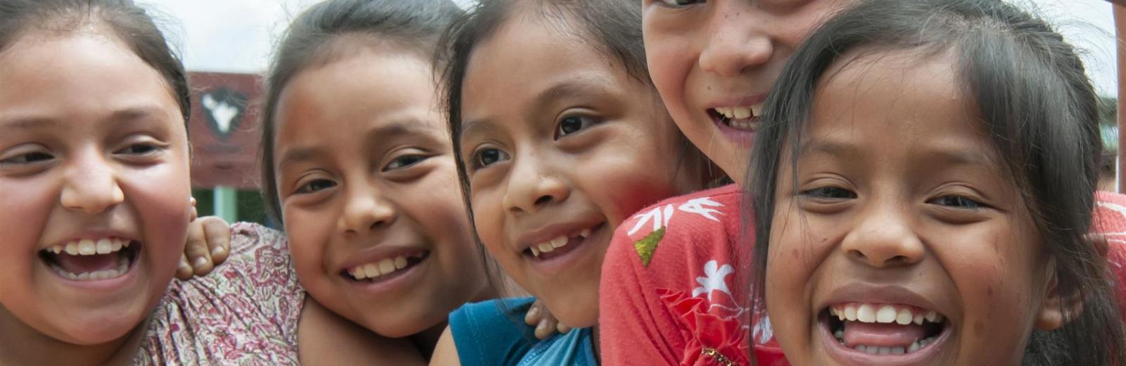 Cinque ragazze che ridono in Guatemala