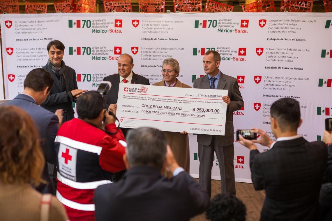 Presentation of a check for MXN 250,000 to the Mexican Red Cross