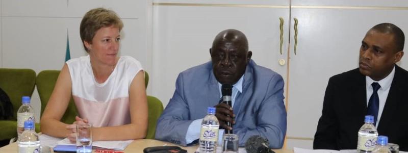 Holliger Joane (Human Security Adviser), Hon. Richard Mulla (former Minister of Foreign Affairs) and Maurice Mboula (International IDEA) conducting a training of trainers on federalism for youth, women and traditional leaders in Juba / December 2019.