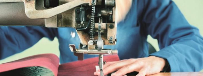 Tarpaulin pieces, bicycle tyre inner tubes, car seatbelts and labels are sewn together © Noë Flum  