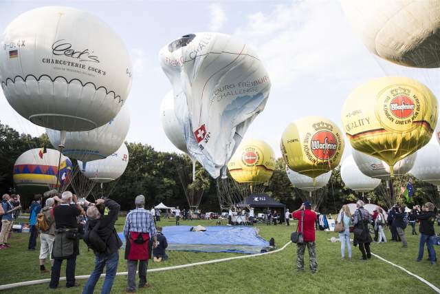 Le gonflage des ballons, une étape délicate (Large).jpg
