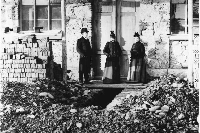 Company founder Walter Boveri  with his wife Victoire (centre) inspect the site of the production workshops under construction. 