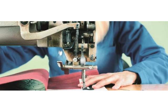 Tarpaulin pieces, bicycle tyre inner tubes, car seatbelts and labels are sewn together © Noë Flum  